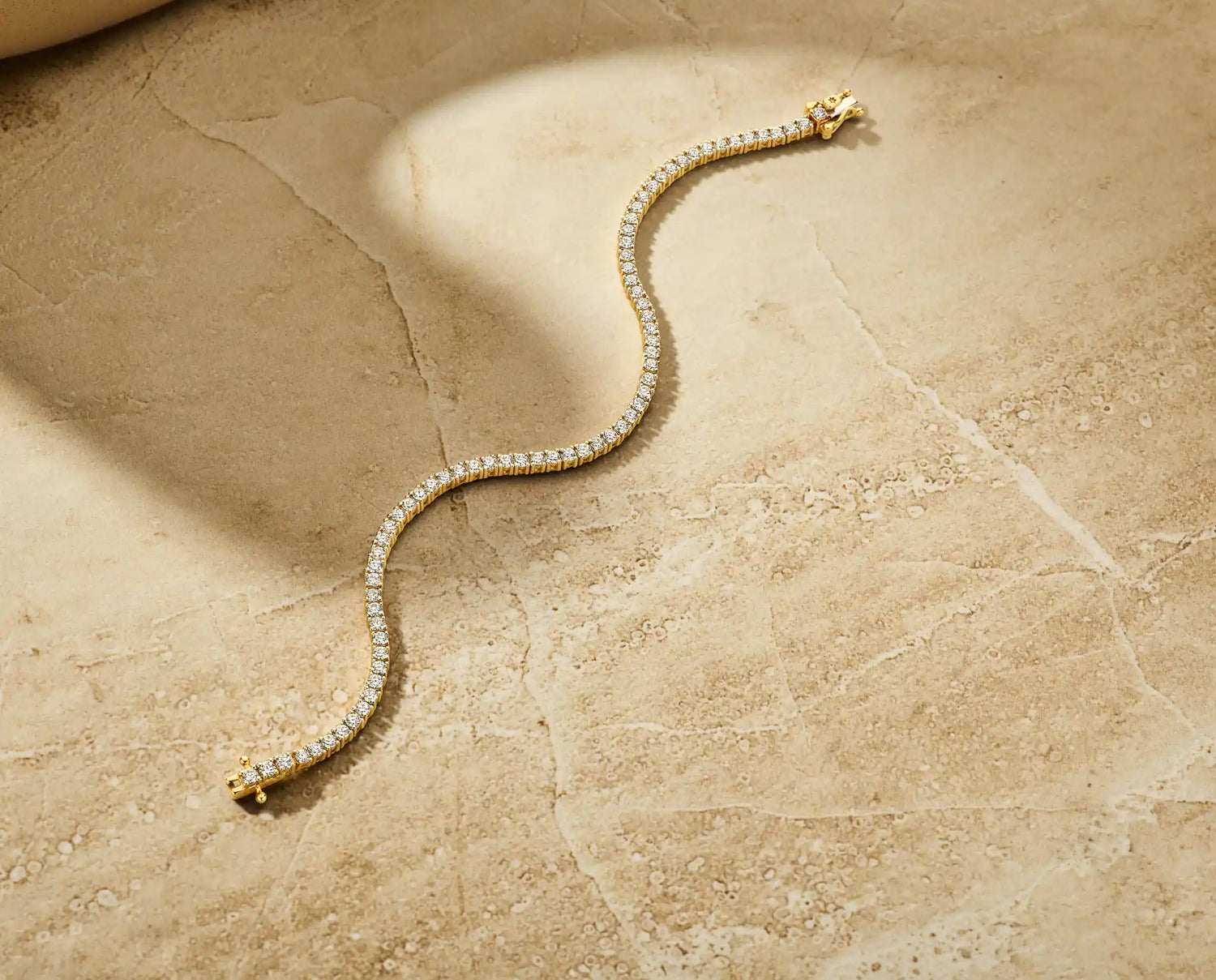 Louen Diamonds tennis armband 14k geelgoud met 3.2ct diamant lab grown sfeerbeeld op beige achtergrond