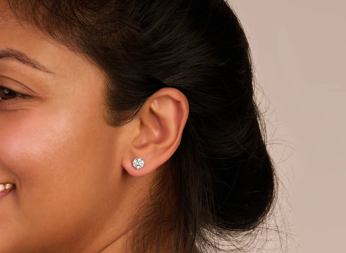 Louen Diamonds model draagt 14k witgouden oorbellen met 2.0ct diamanten ingezoomd beeld 