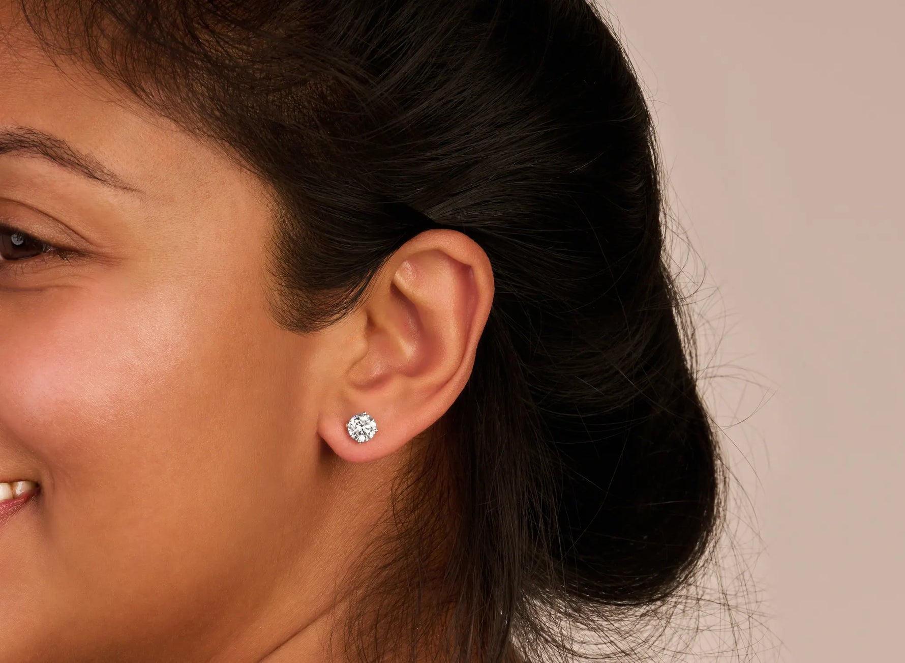 Louen Diamonds model draagt 14k witgouden oorbellen met 2.0ct diamanten ingezoomd beeld 