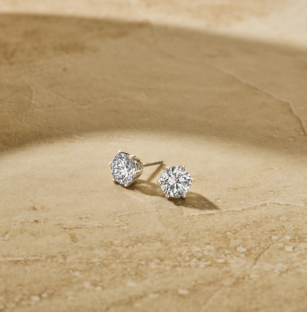 Louen Diamonds oorstekers 6 pins 14k witgoud met 2.0ct diamant in totaal als sfeerbeeld op zachte achtergrond