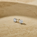 Louen Diamonds oorstekers 6 pins 14k witgoud met 2.0ct diamant in totaal als sfeerbeeld op zachte achtergrond