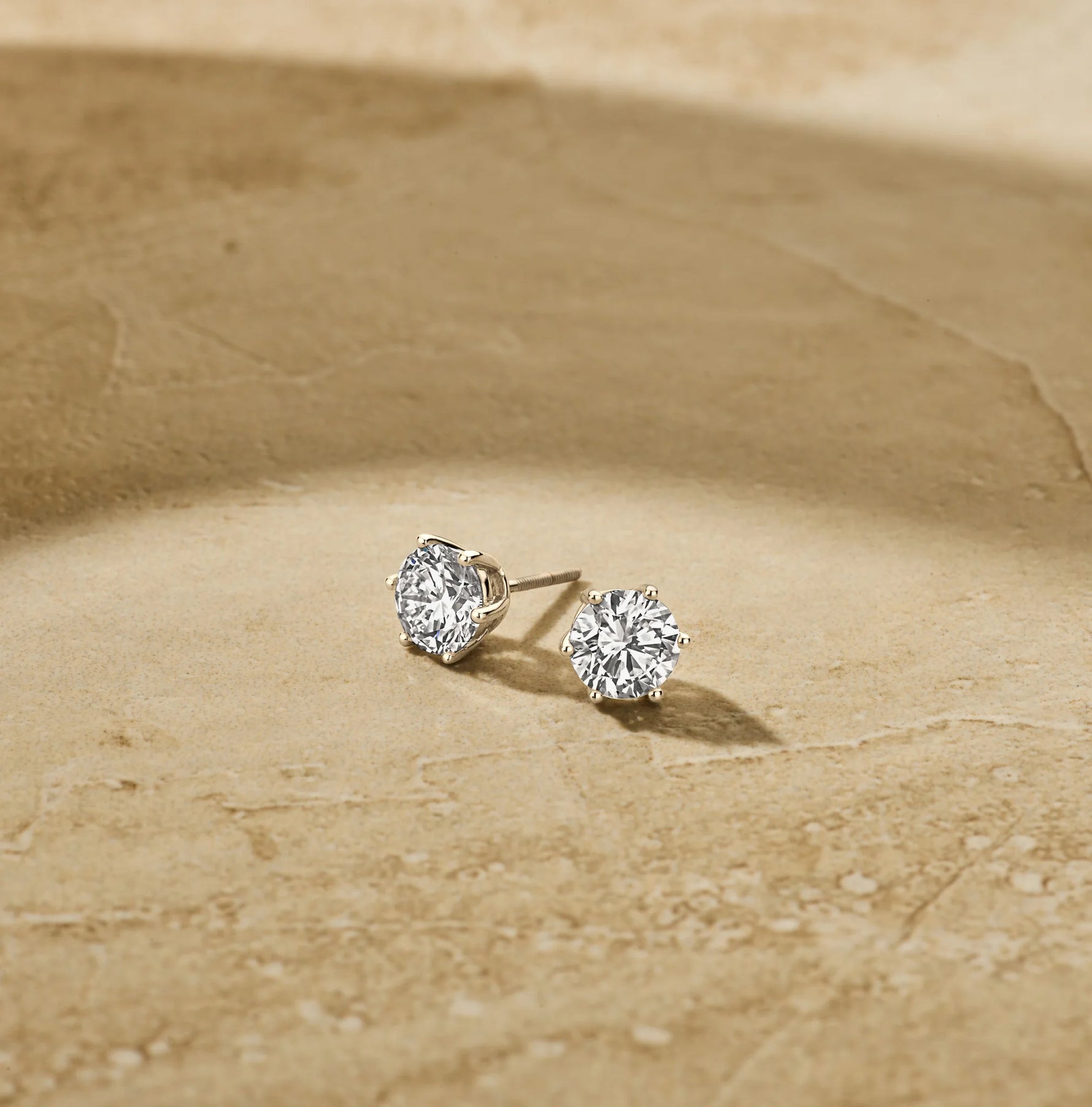 Louen Diamonds oorstekers 6 pins 14k witgoud met 2.0ct diamant in totaal als sfeerbeeld op zachte achtergrond
