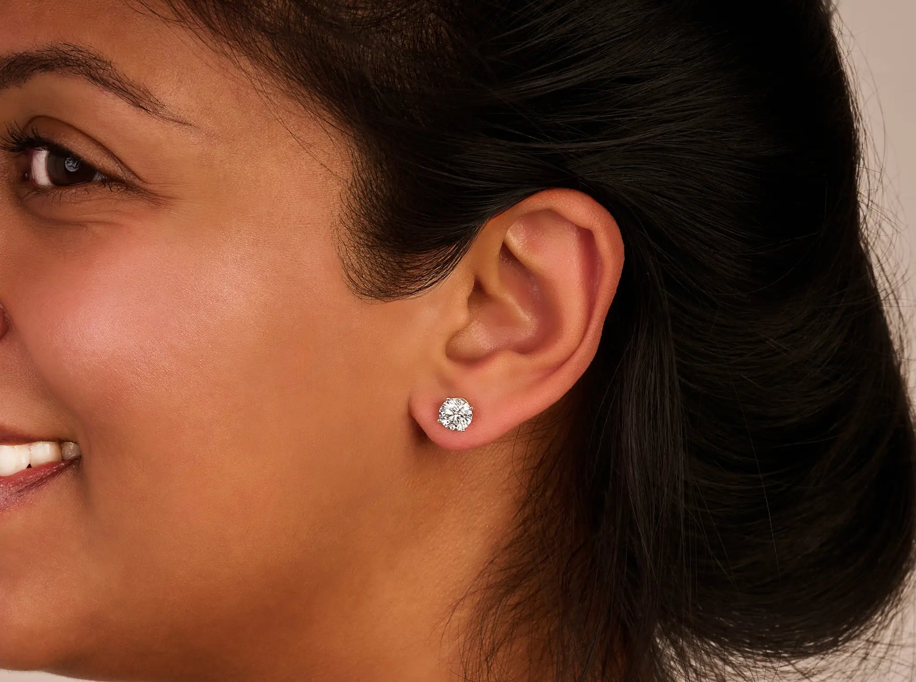 Louen Diamonds model draagt 2.5ct diamanten oorbellen solitaire van 14k geelgoud ingezoomd beeld