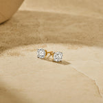 Louen Diamonds solitaire oorstekers 4 pins 14k geelgoud met 2.5ct diamant in totaal als sfeerbeeld op zachte achtergrond