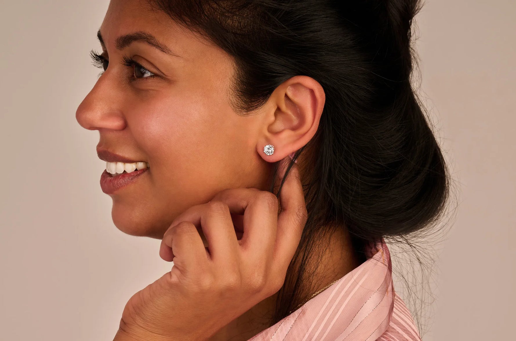 Louen diamonds model draagt oorstekers met diamant 2.0 ct solitaire gemaakt van 14k goud als sfeerafbeelding