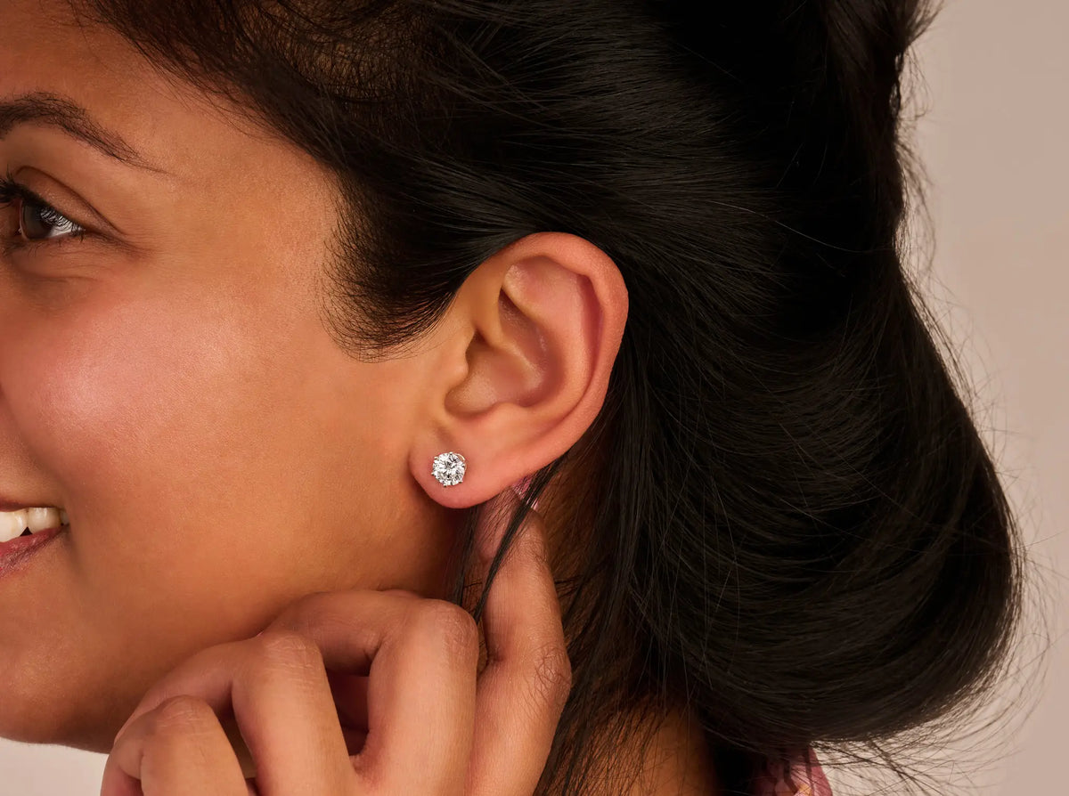 Louen diamonds model draagt oorstekers met diamant 2.0 ct solitaire gemaakt van 14k goud als sfeerafbeelding ingezoomde versie