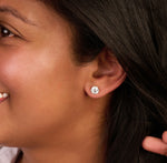 Louen Diamonds model draagt 2.5 ct diamanten oorstekers met 14k witgoud in een sfeerbeeld met wit overhemd ingezoomd