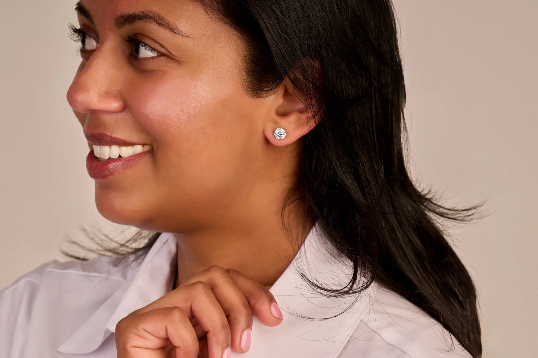 Louen Diamonds model draagt 2.5 ct diamanten oorstekers met 14k witgoud in een sfeerbeeld met wit overhemd