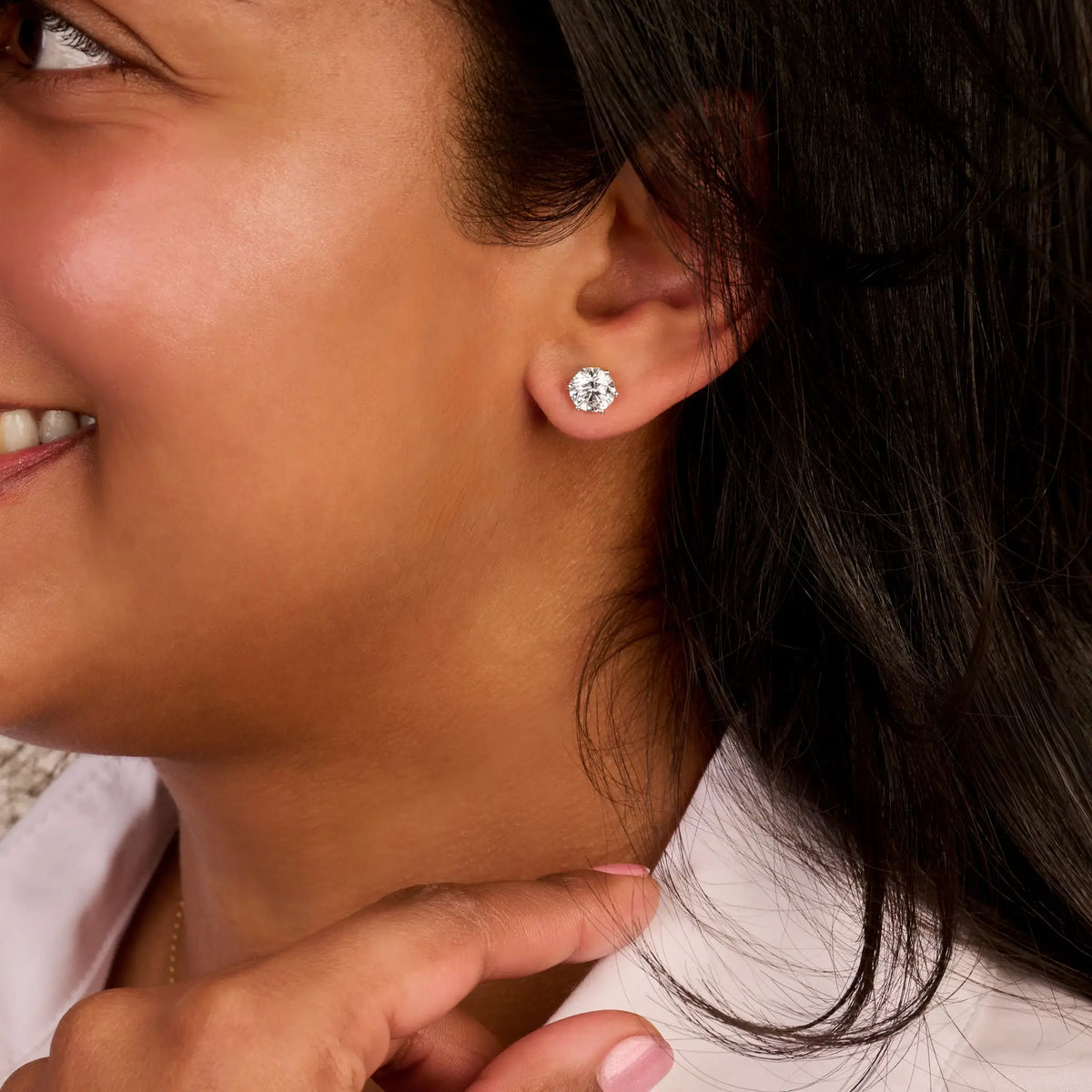 Louen Diamonds model draagt 2.5ct diamant solitaire oorstekers van 14k geelgoud met 6 pootjes gezet ingezoomd beeld