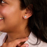 Louen Diamonds model draagt 2.5ct diamant solitaire oorstekers van 14k geelgoud met 6 pootjes gezet ingezoomd beeld