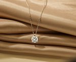 Louen diamonds ketting 14k goud met solitaire diamant lab grown op zachte ondergrond sfeer
