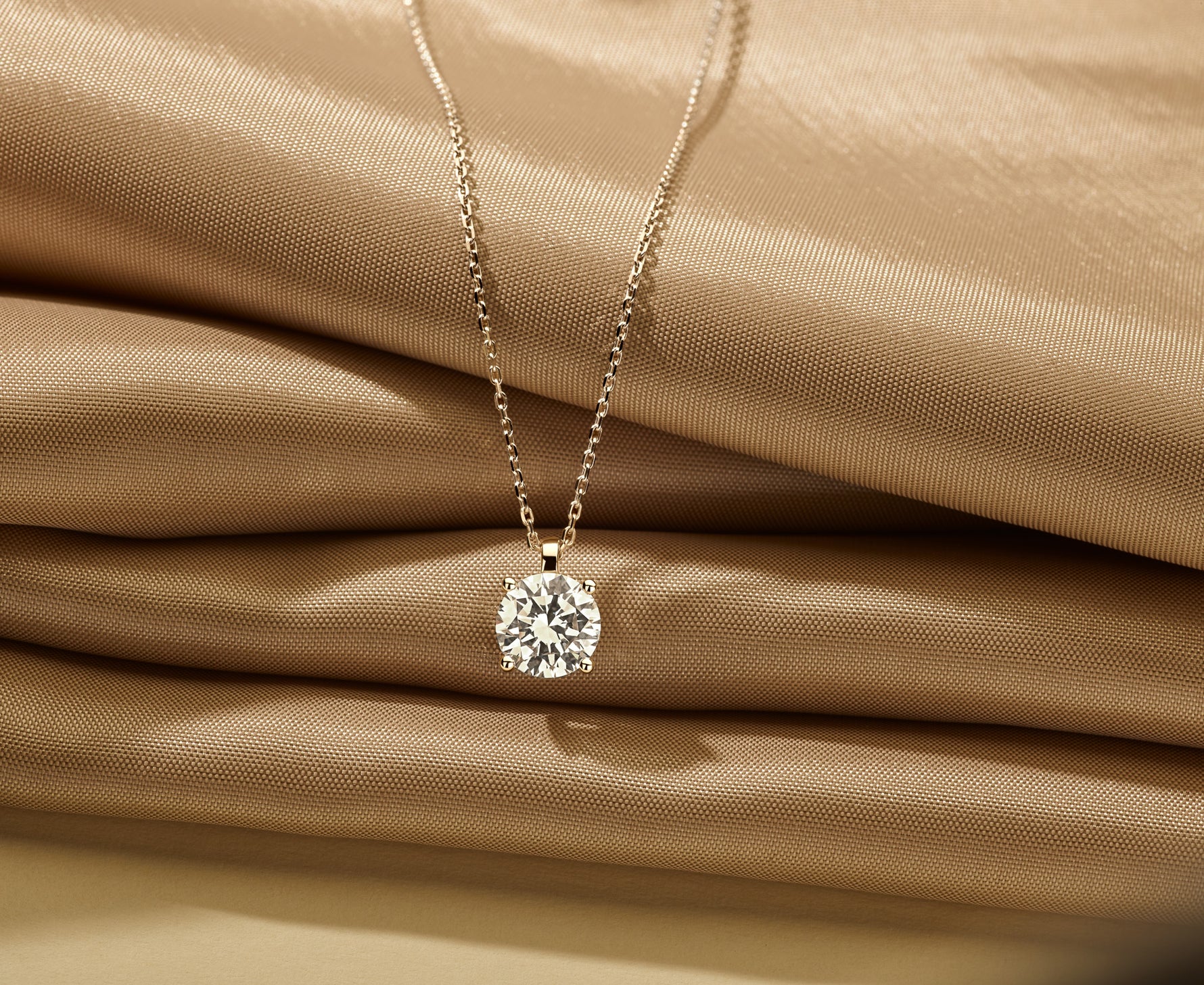 Louen diamonds ketting 14k goud met solitaire diamant lab grown op zachte ondergrond sfeer
