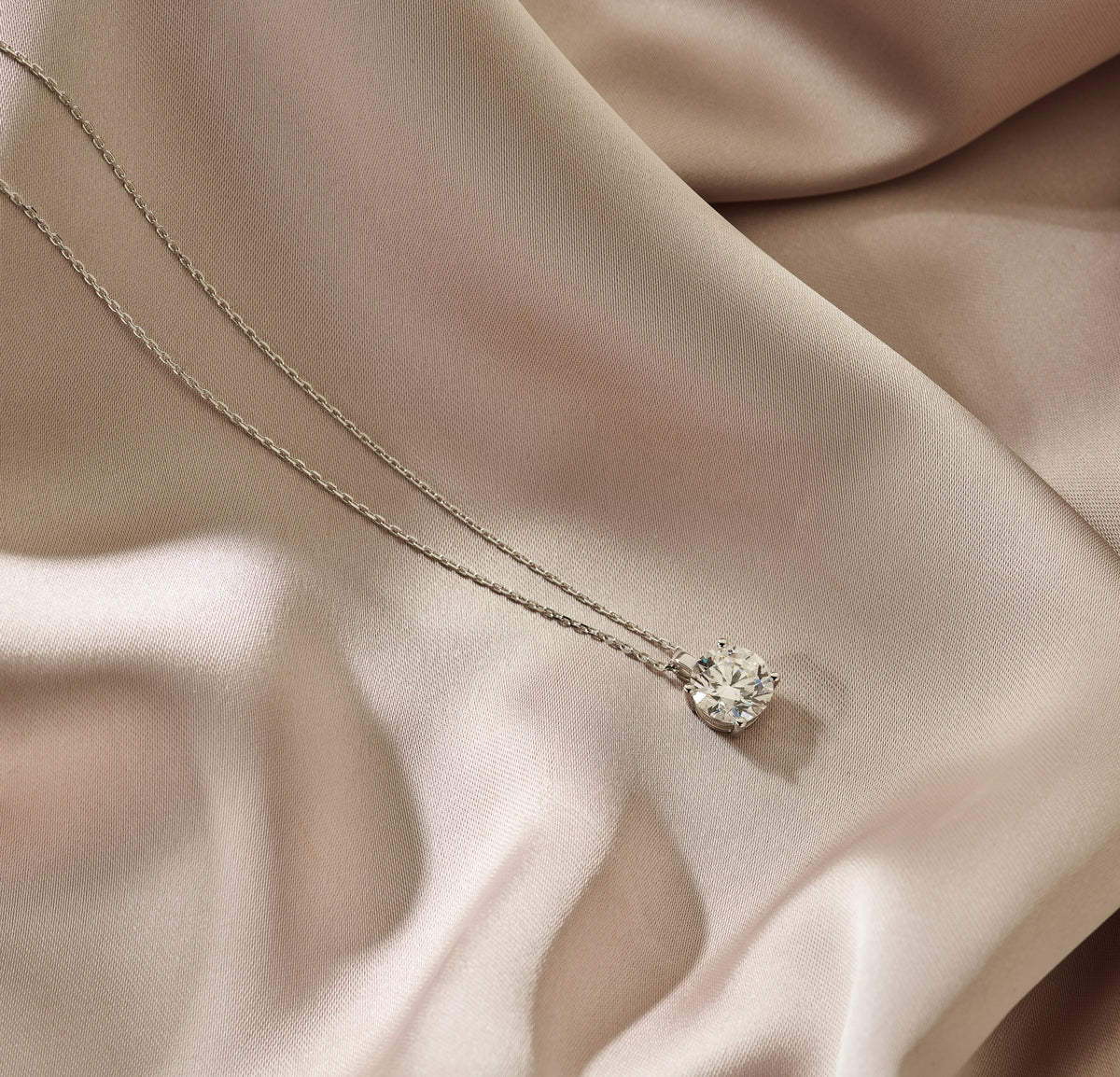 Louen Diamonds collier ketting 2.5 ct diamant en 14kt geelgoud sfeerbeeld op zachte achtergrond