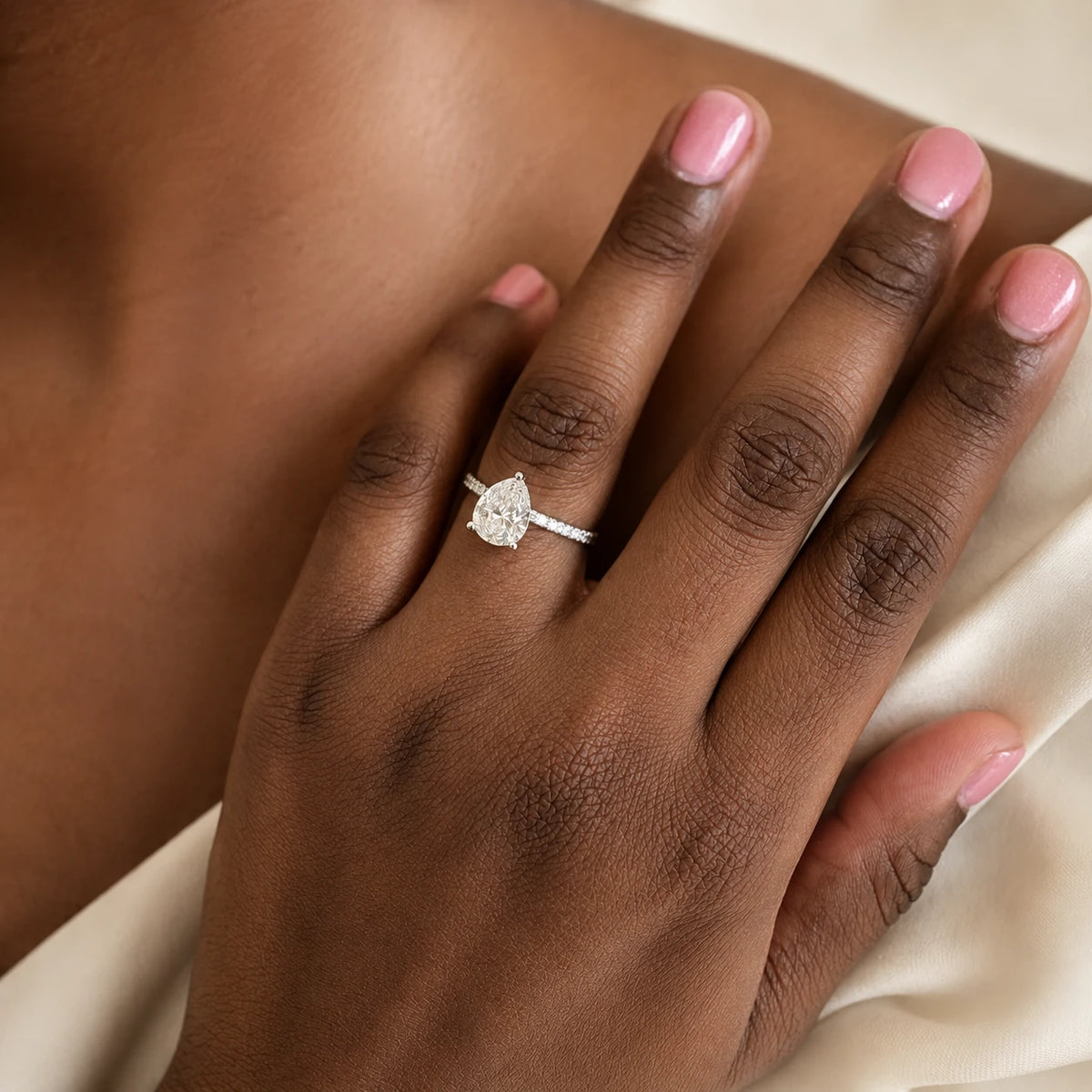 Peervormige solitaire verlovingsring met pavé band · 2.5 ct.