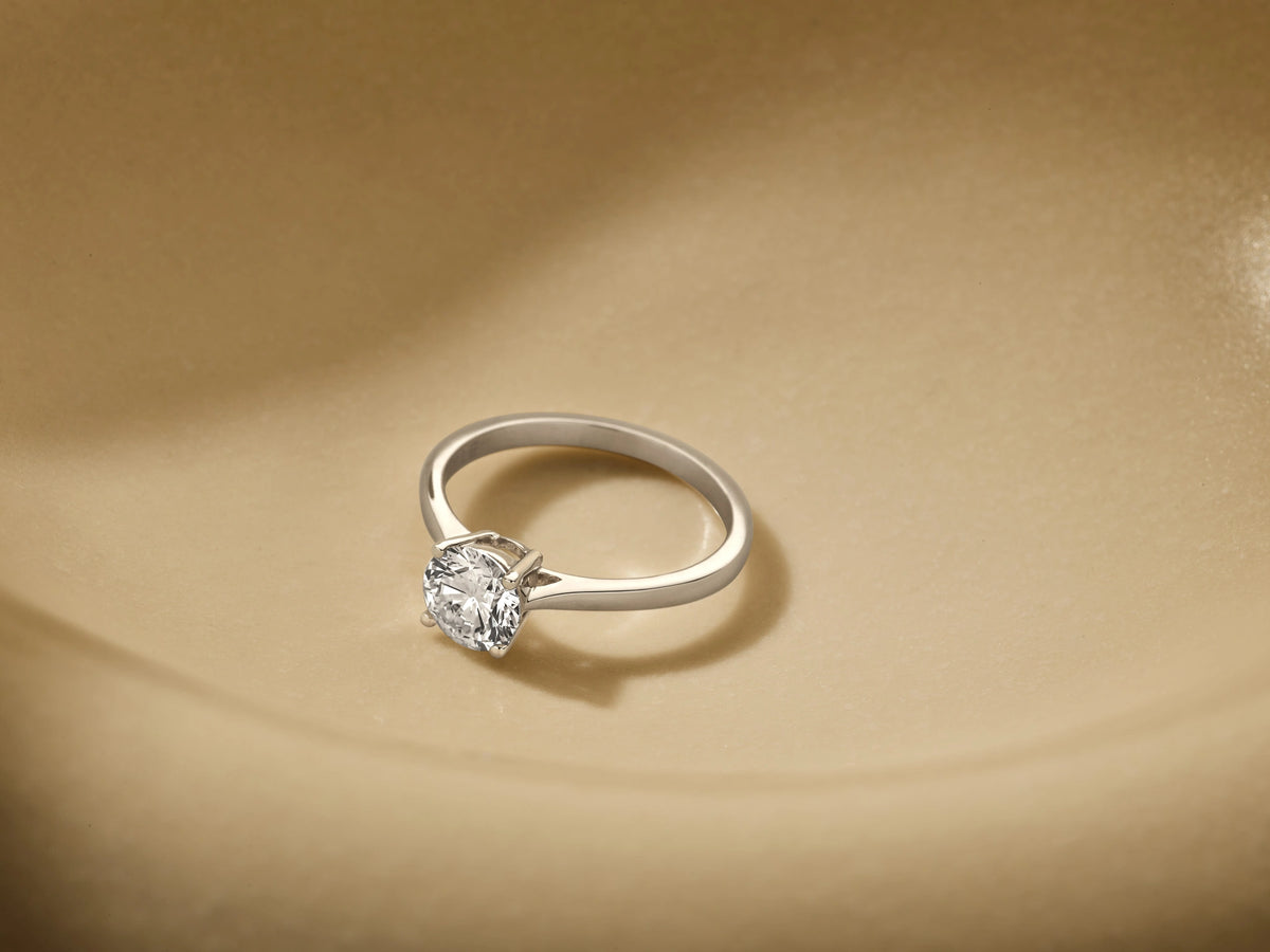 Louen Diamonds solitaire ring 14k witgoud met 1.0ct diamant in totaal als sfeerbeeld op zachte achtergrond