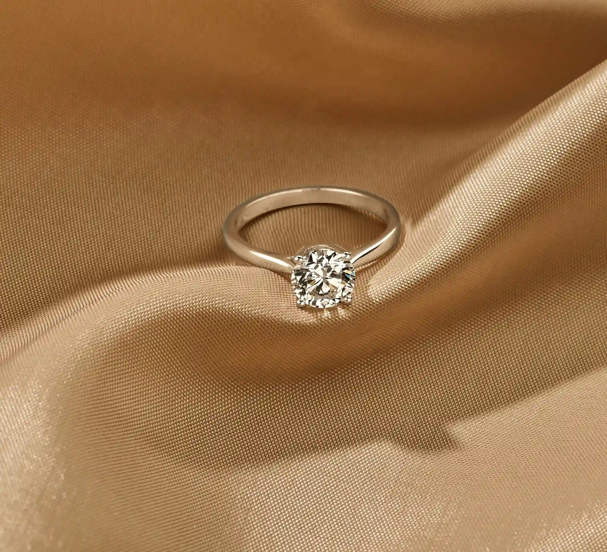 Louen Diamonds solitaire ring 14k witgoud met 1.5ct diamant in totaal als sfeerbeeld op zachte achtergrond