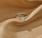 Louen Diamonds solitaire ring 14k witgoud met 1.5ct diamant in totaal als sfeerbeeld op zachte achtergrond