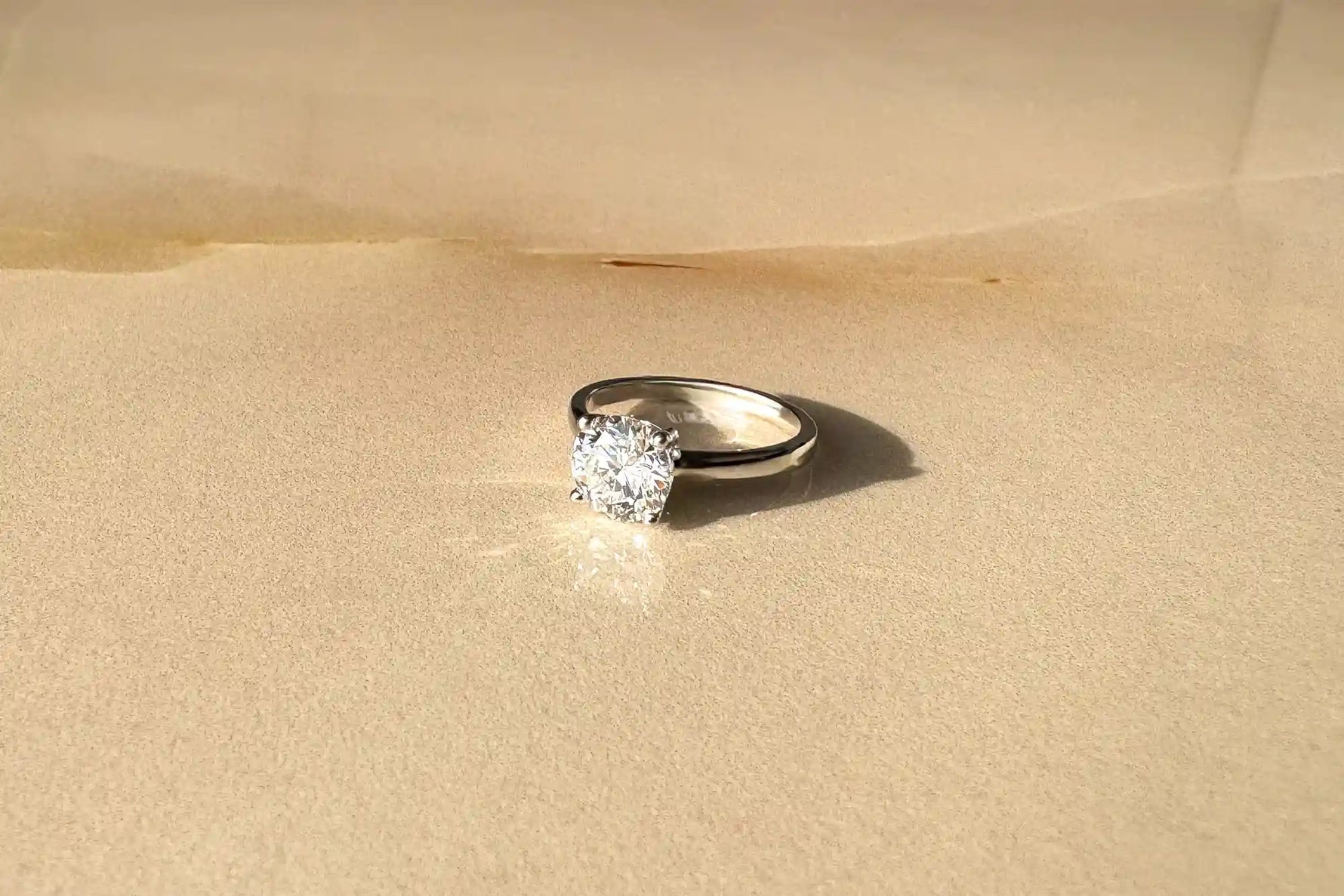 Louèn Diamonds 14k witgouden solitaire ring met 1 lab grown diamant van 2.0 ct. sfeerbeeld liggend op zacht gekleurde ondergrond