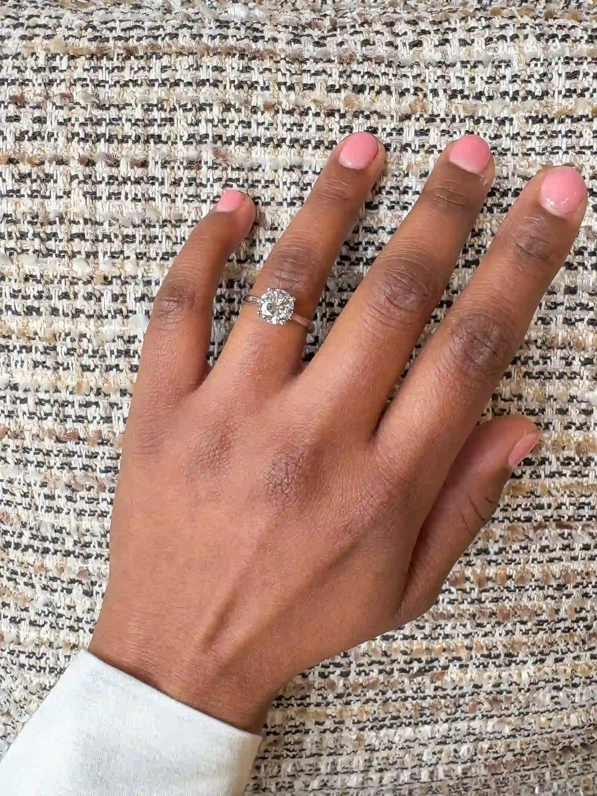 Louèn Diamonds 14k witgouden solitaire ring met 1 lab grown diamant van 2.0 ct. mode hand van model