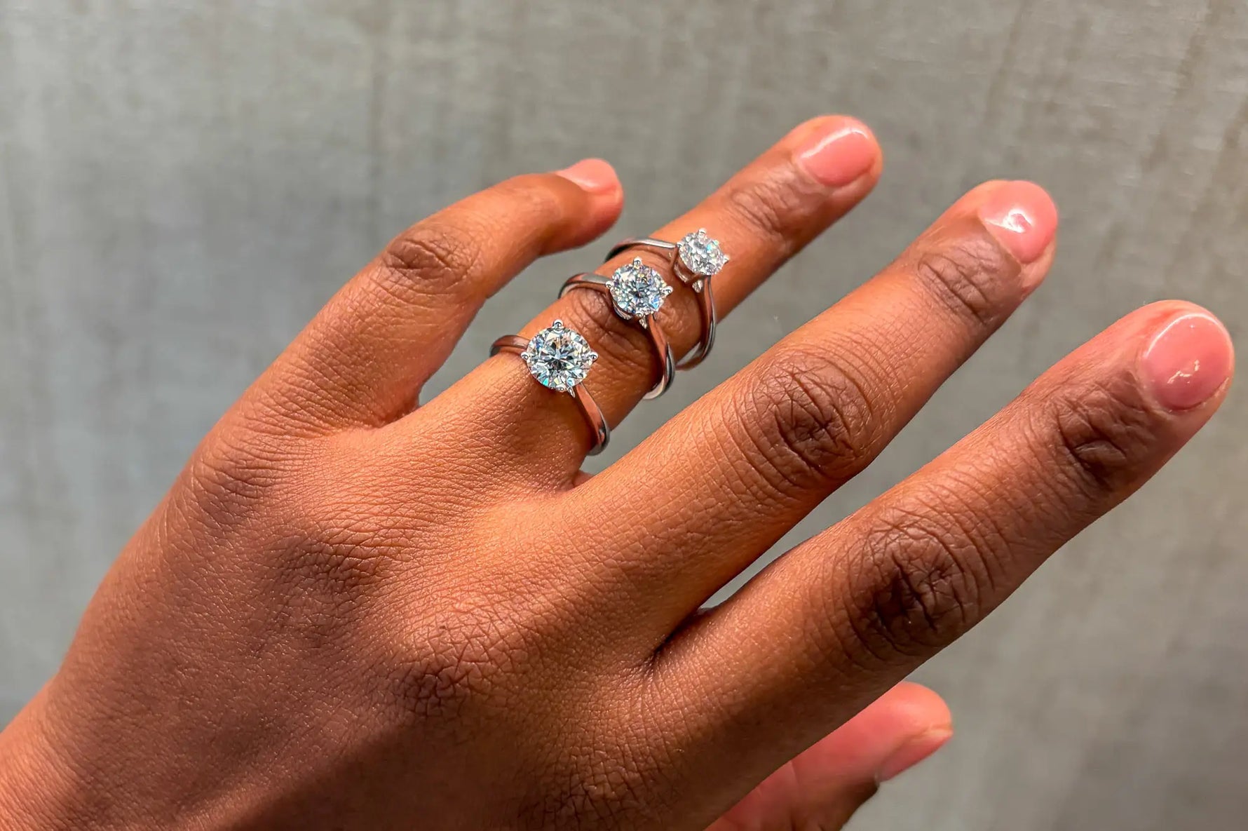 Louèn Diamonds 14k geelgouden solitaire ring met 1 lab grown diamant van 2.0 ct. op hand model vergelijk met 1,5 ct en 1,0 ct versie van solitaire ring