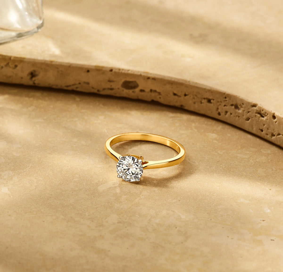 Louen Diamonds solitaire ring 14k geelgoud met 1.0ct diamant in totaal als sfeerbeeld op zachte achtergrond