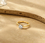 Louen Diamonds solitaire ring 14k geelgoud met 1.0ct diamant in totaal als sfeerbeeld op zachte achtergrond