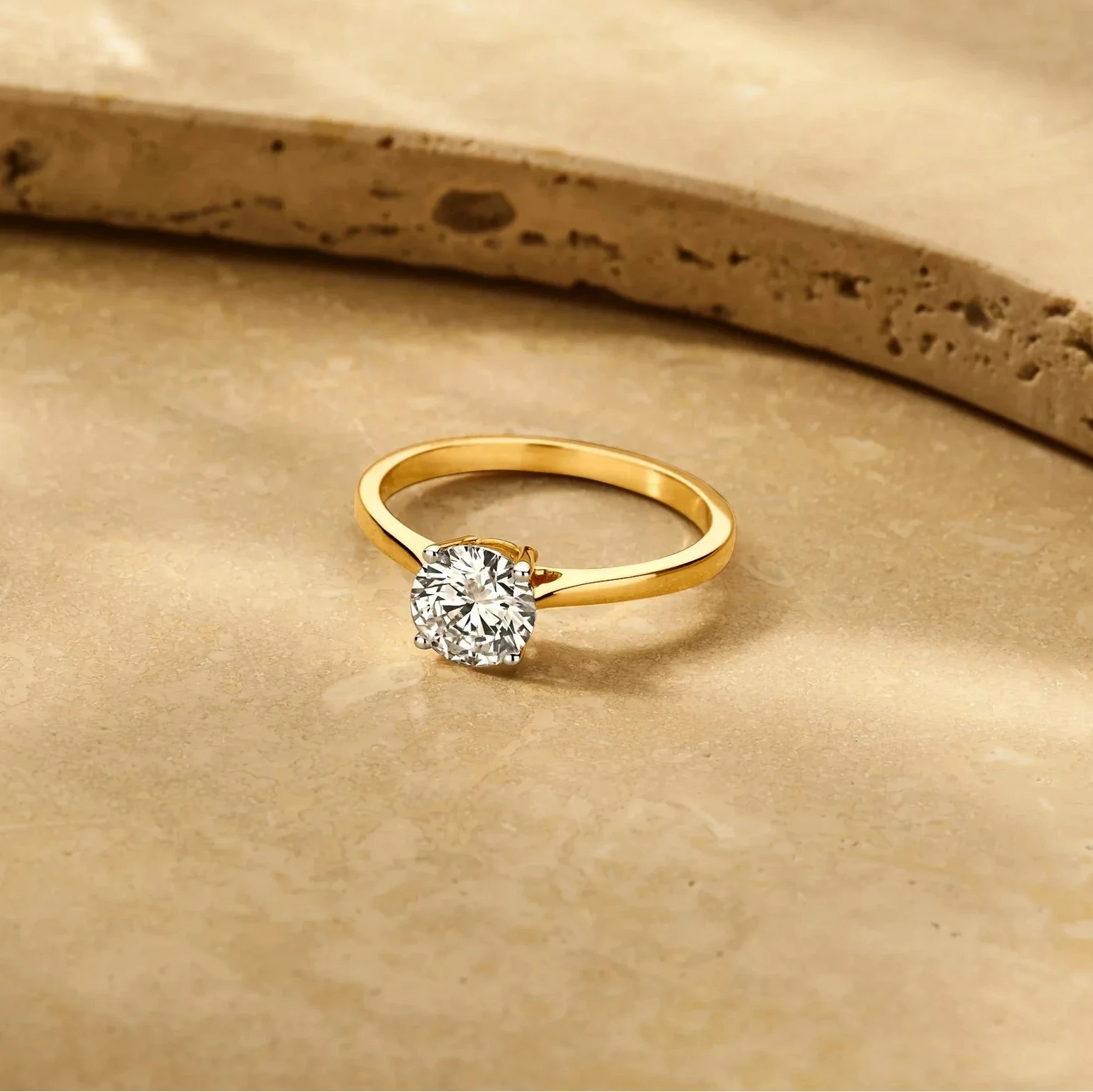 Louen Diamonds solitaire ring 14k geelgoud met 1.0ct diamant in totaal als sfeerbeeld op zachte achtergrond