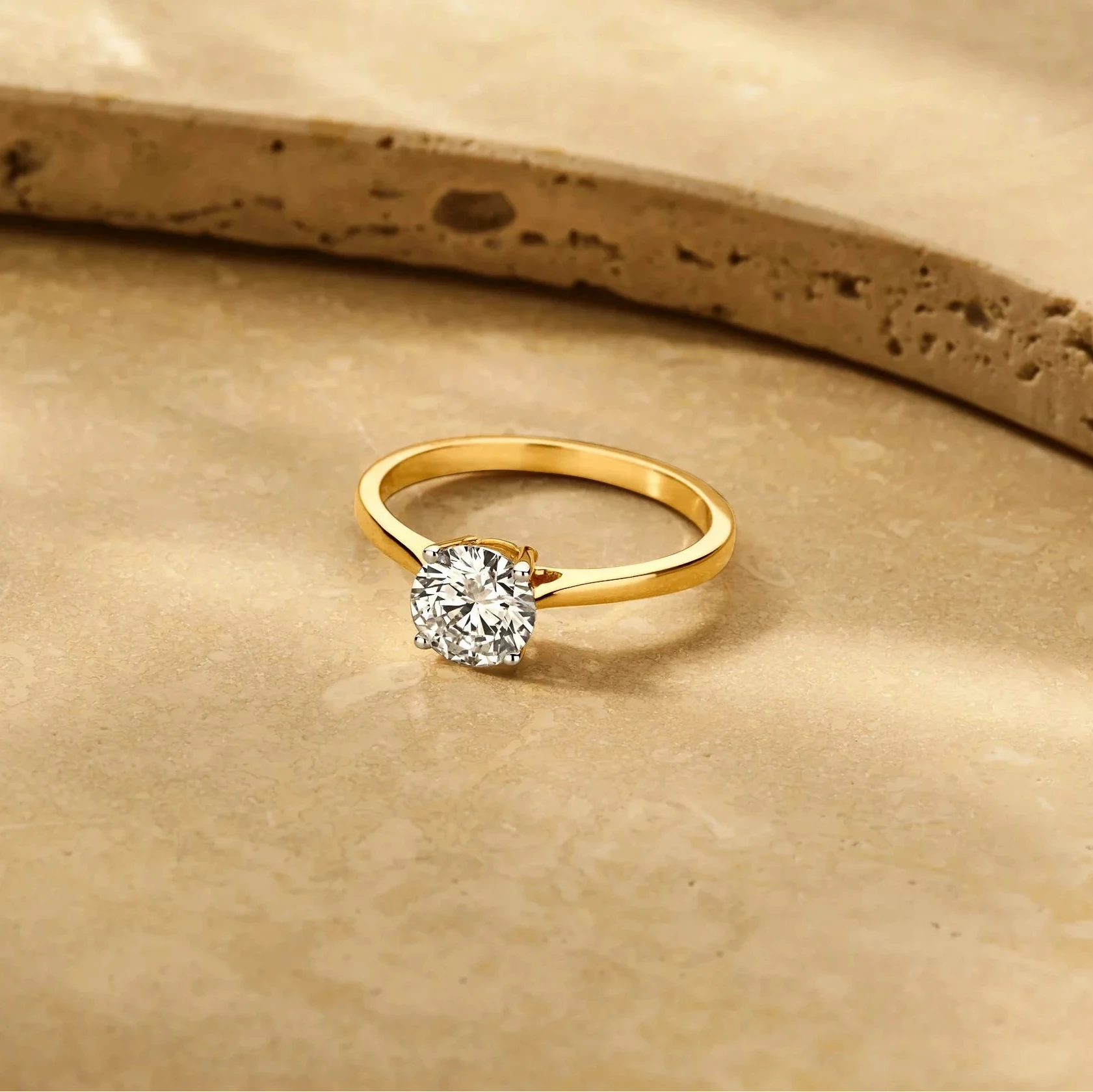 Louen Diamonds solitaire ring 14k geelgoud met 1.0ct diamant in totaal als sfeerbeeld op zachte achtergrond