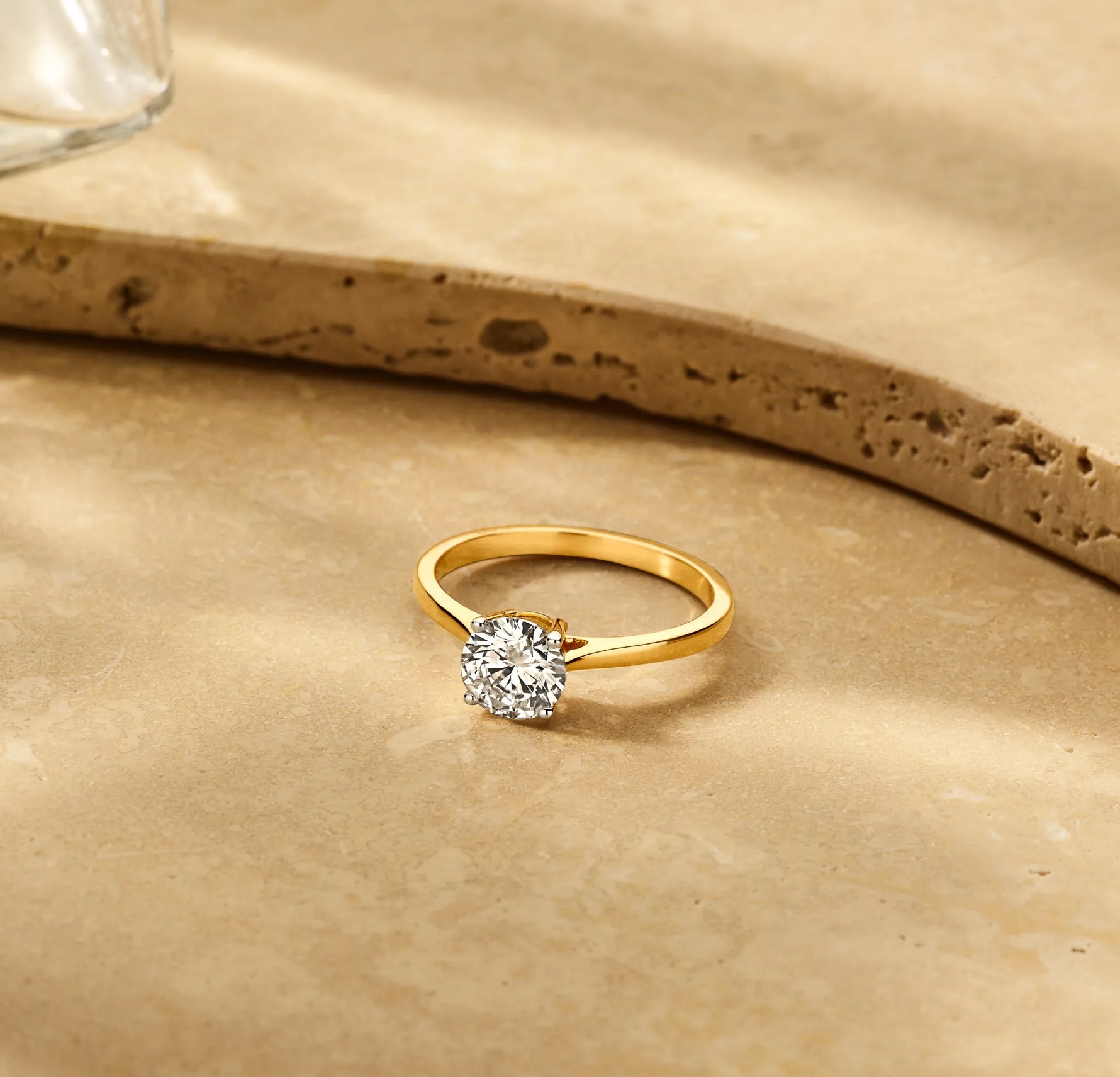 Louen Diamonds solitaire ring 14k geelgoud met 1.0ct diamant in totaal als sfeerbeeld op zachte achtergrond
