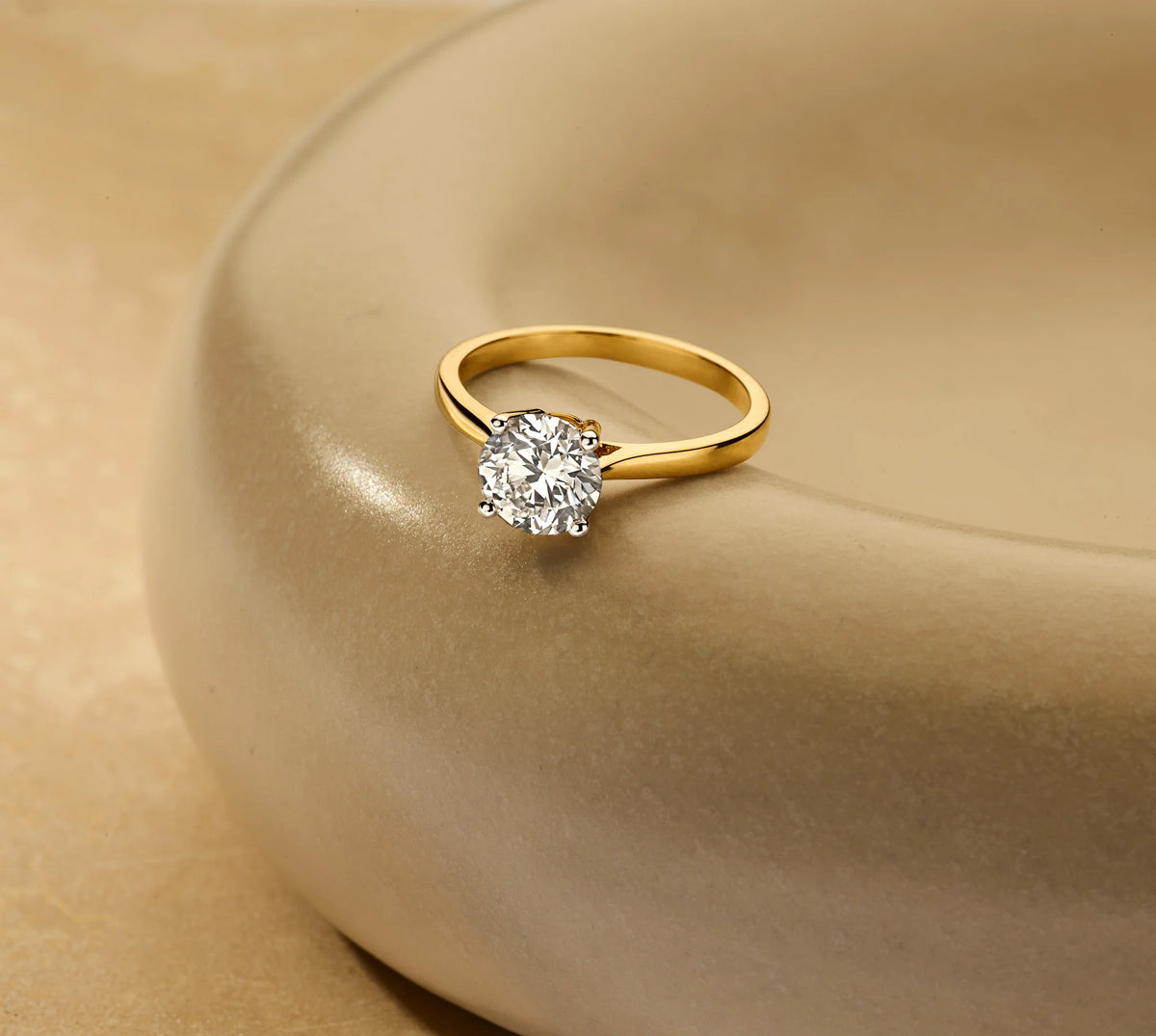 Louen Diamonds solitaire ring 14k geelgoud met 1.5ct diamant in totaal als sfeerbeeld op zachte achtergrond