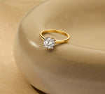 Louen Diamonds solitaire ring 14k geelgoud met 1.5ct diamant in totaal als sfeerbeeld op zachte achtergrond