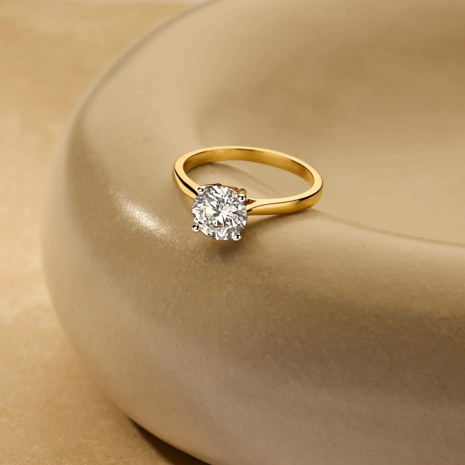 Louen Diamonds solitaire ring 14k geelgoud met 1.5ct diamant in totaal als sfeerbeeld op zachte achtergrond