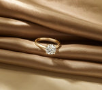 Louen Diamonds solitaire ring 14k geelgoud met 2.0ct diamant in totaal als sfeerbeeld op zachte achtergrond