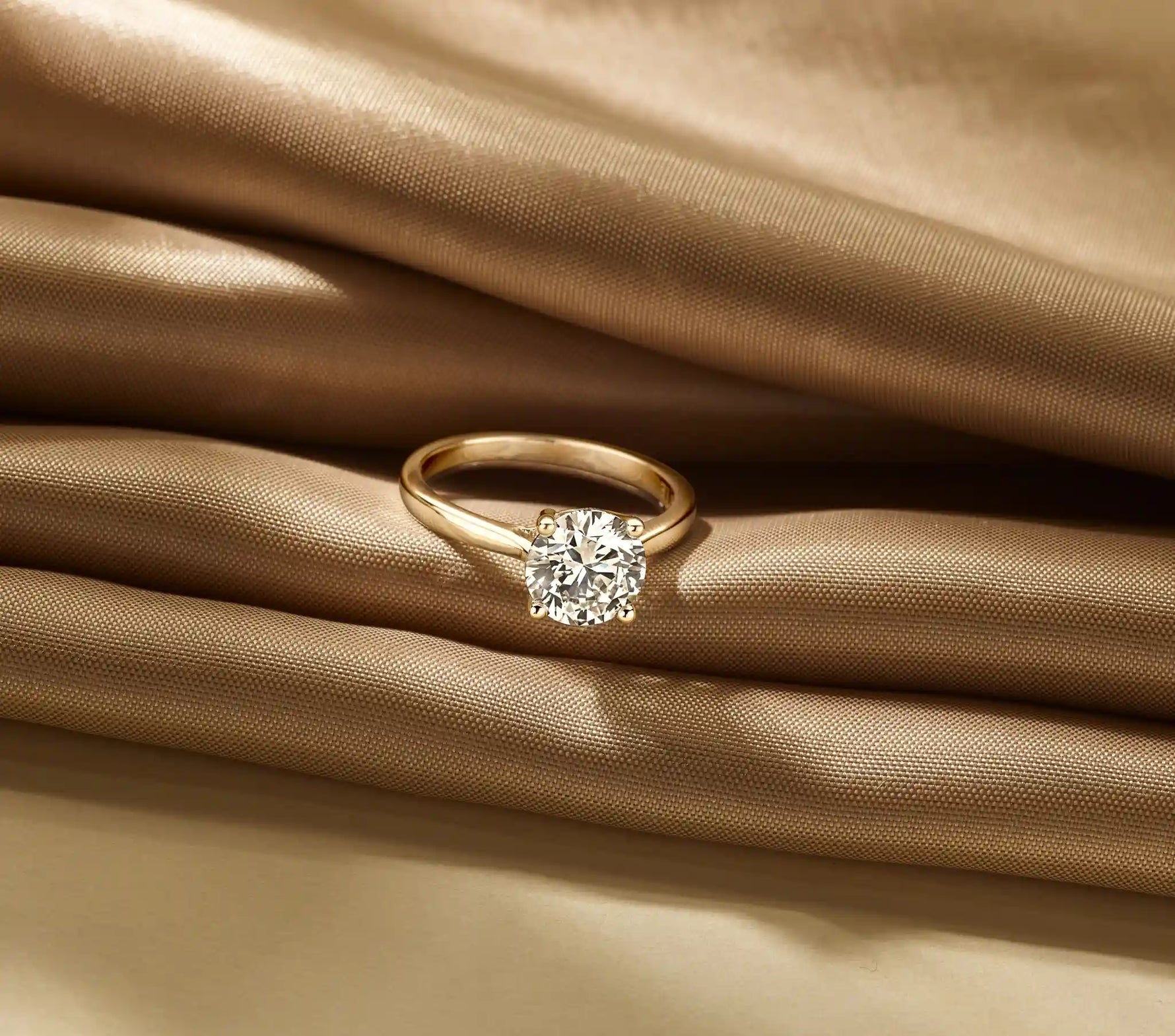 Louen Diamonds solitaire ring 14k geelgoud met 2.0ct diamant in totaal als sfeerbeeld op zachte achtergrond
