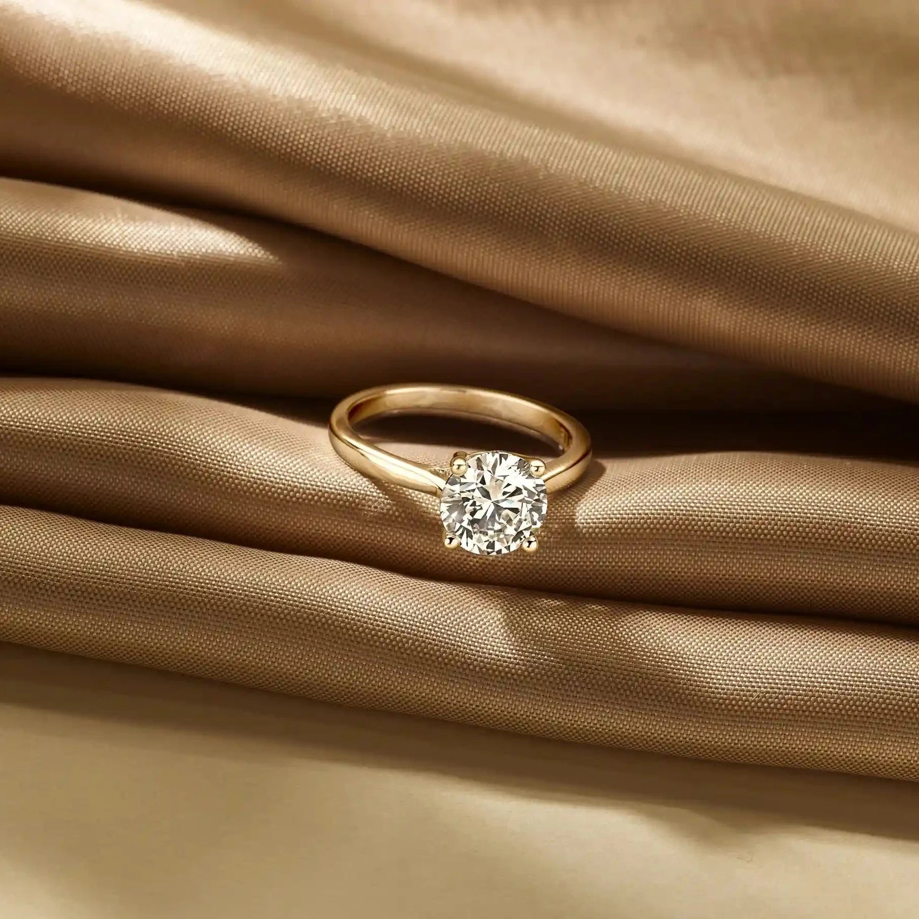 Louen Diamonds solitaire ring 14k geelgoud met 2.0ct diamant in totaal als sfeerbeeld op zachte achtergrond