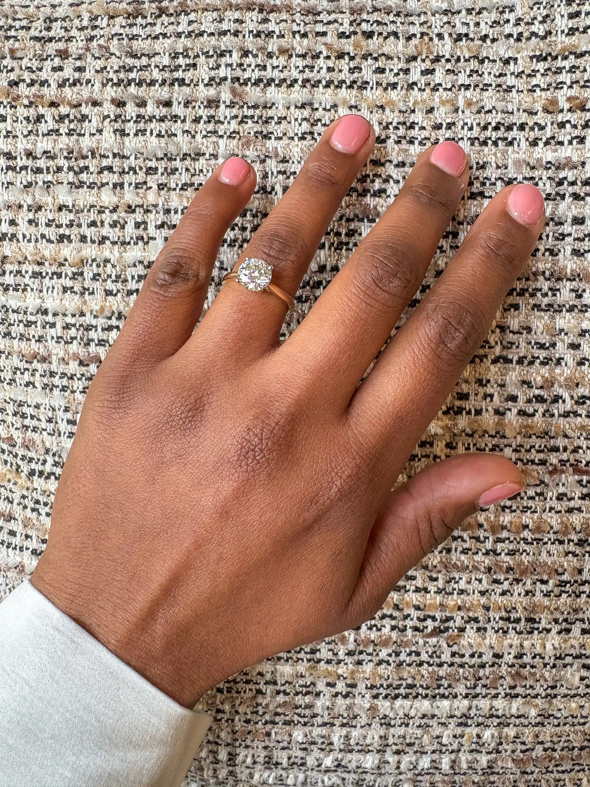 Louèn Diamonds 14k geelgouden solitaire ring met 1 lab grown diamant van 2.0 ct. op hand van model ingezoomd