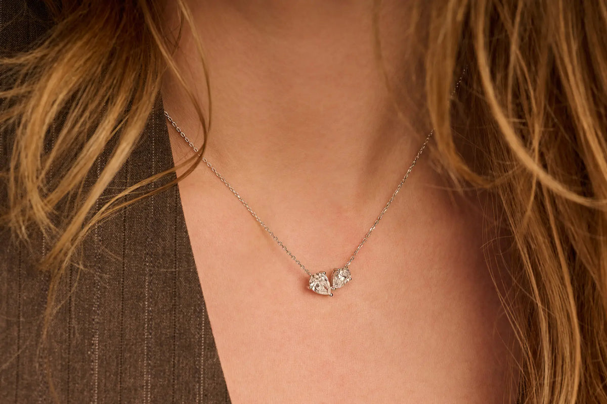 Louèn Diamonds 14k witgouden toi et moi collier met 2 lab grown diamanten 2.0ct totaal op model ingezoomd aanzicht