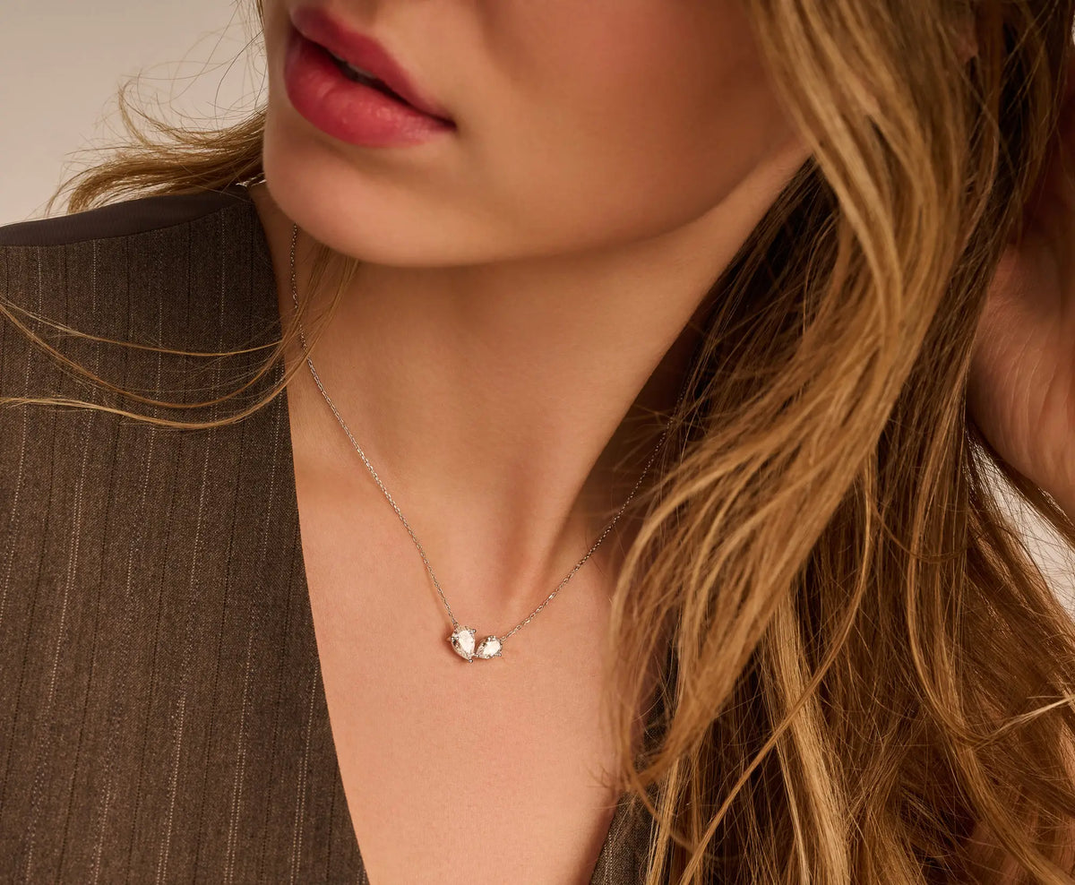 Louèn Diamonds 14k witgouden toi et moi collier met 2 lab grown diamanten 2.0ct totaal frontaal op model aanzicht