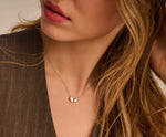 Louèn Diamonds 14k witgouden toi et moi collier met 2 lab grown diamanten 2.0ct totaal frontaal op model aanzicht