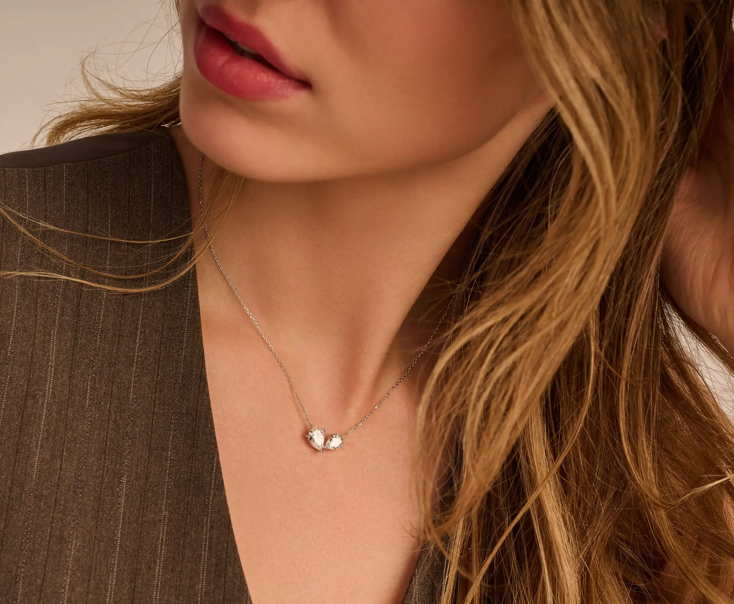 Louèn Diamonds 14k witgouden toi et moi collier met 2 lab grown diamanten 2.0ct totaal frontaal op model aanzicht