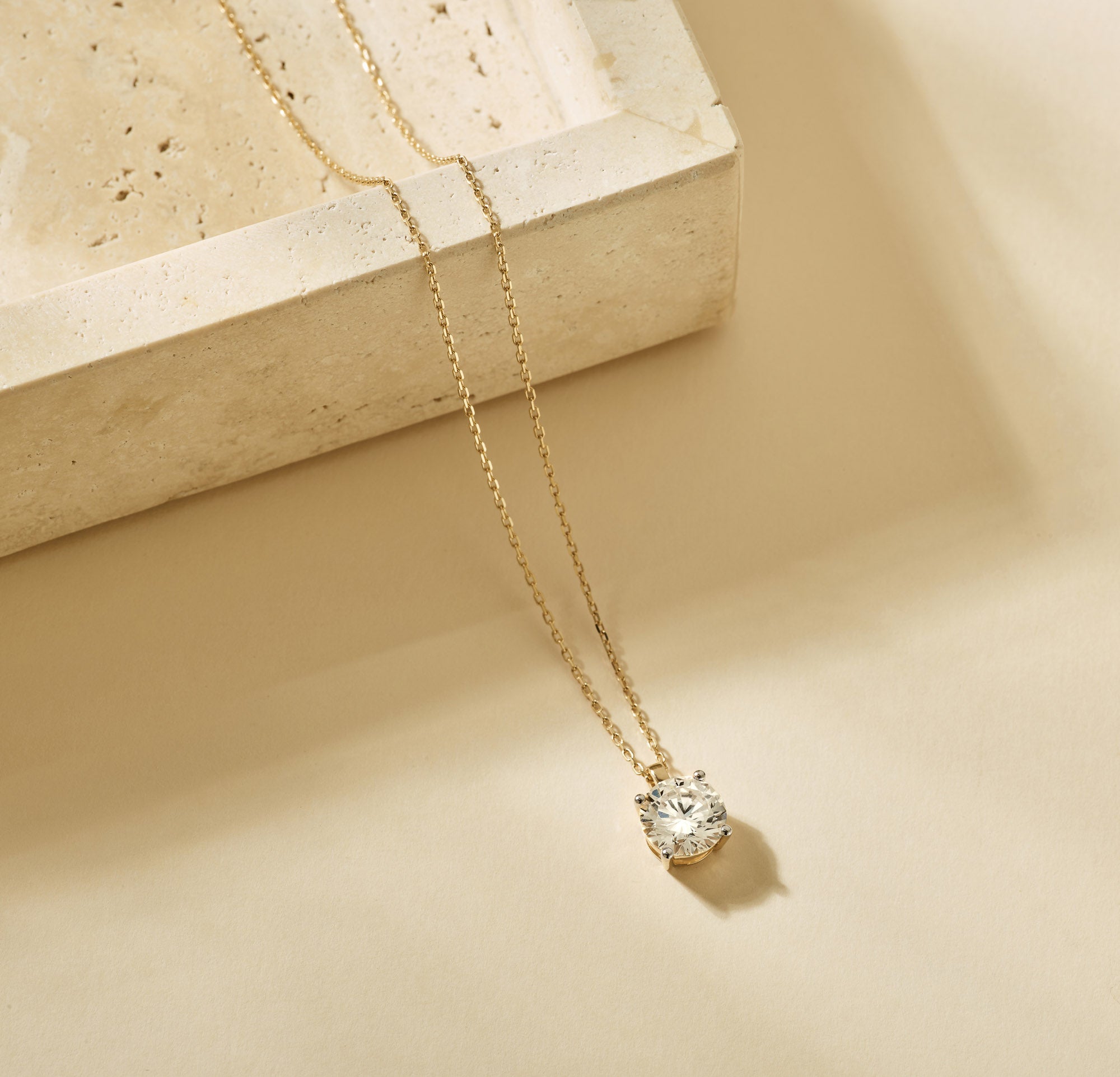 Louen Diamonds collier ketting 2.0 ct diamant en 14kt geelgoud sfeerbeeld op zachte achtergrond