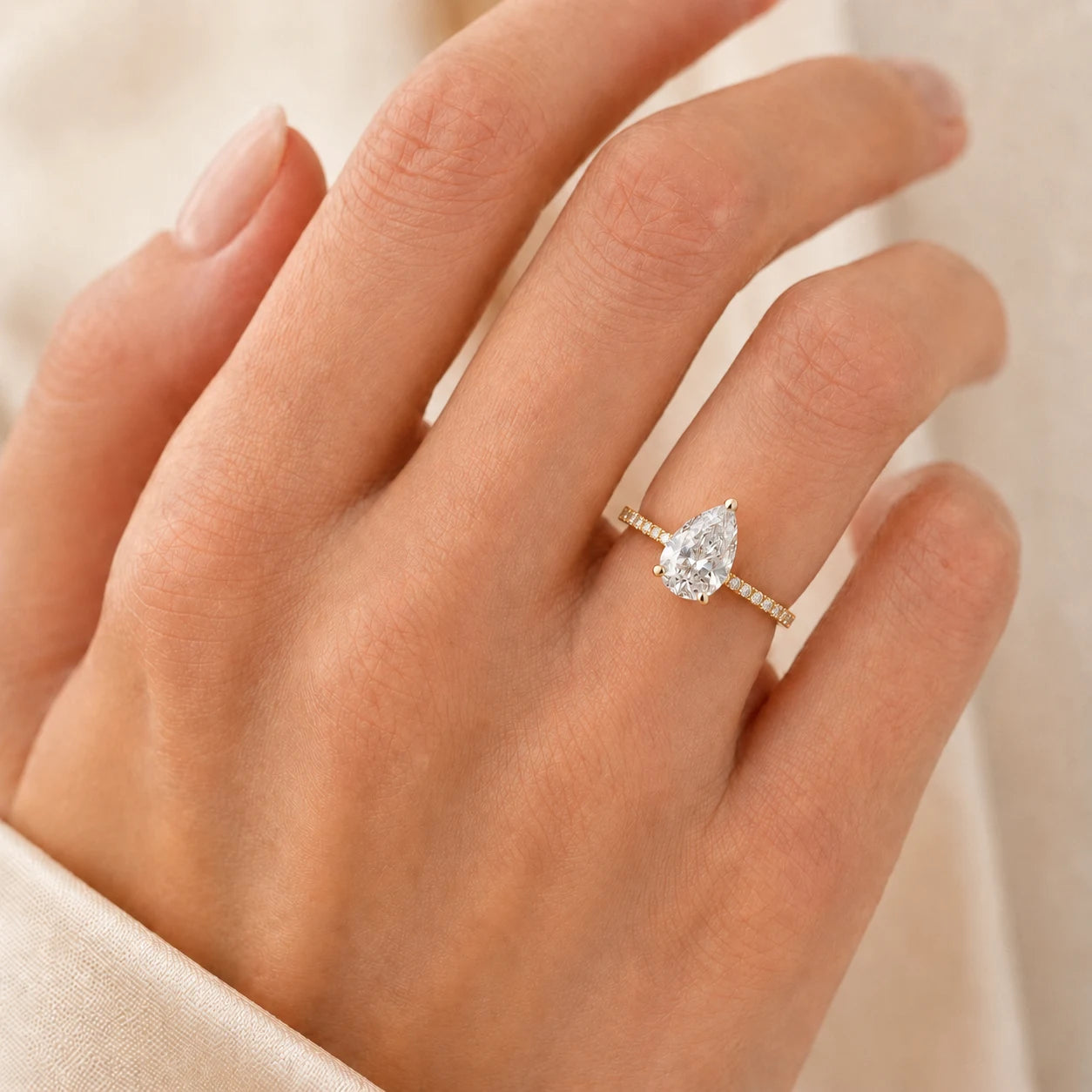 Peervormige solitaire verlovingsring met pavé band · 2.5 ct.