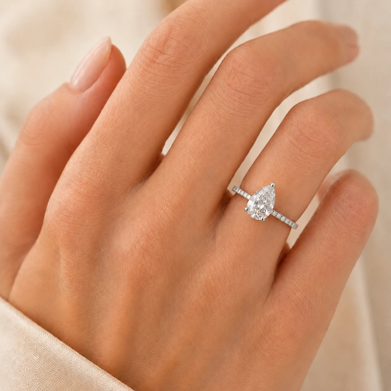 Peervormige solitaire verlovingsring met pavé band · 2.5 ct.