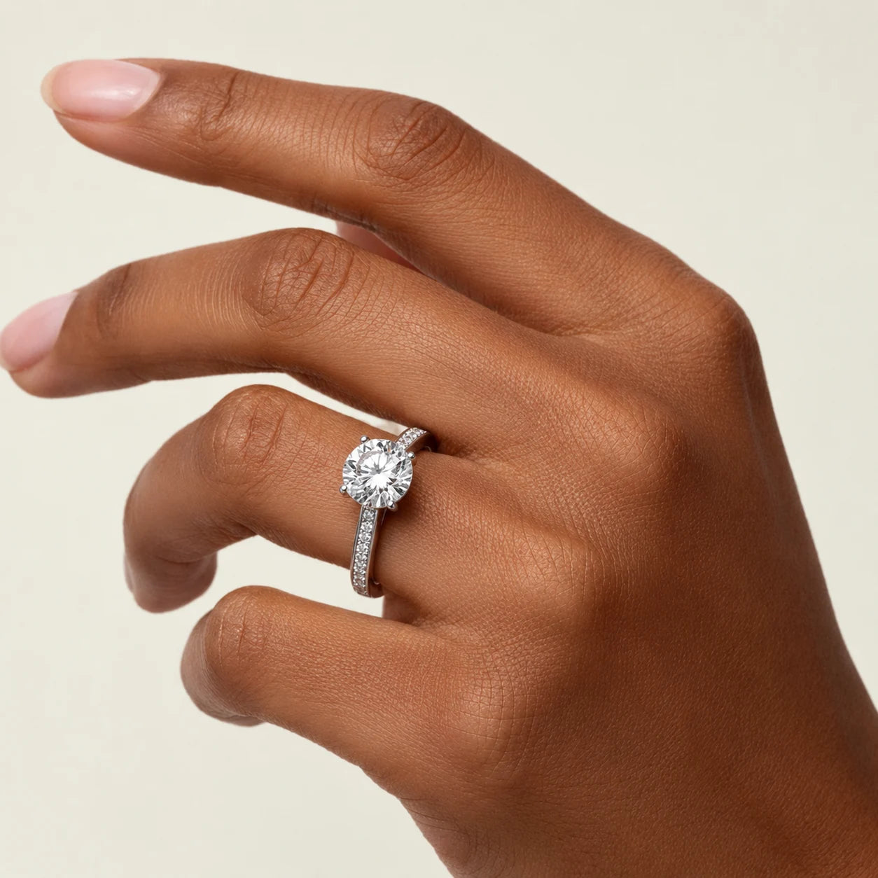 Ronde solitaire verlovingsring met pavé band · 2.0 ct.