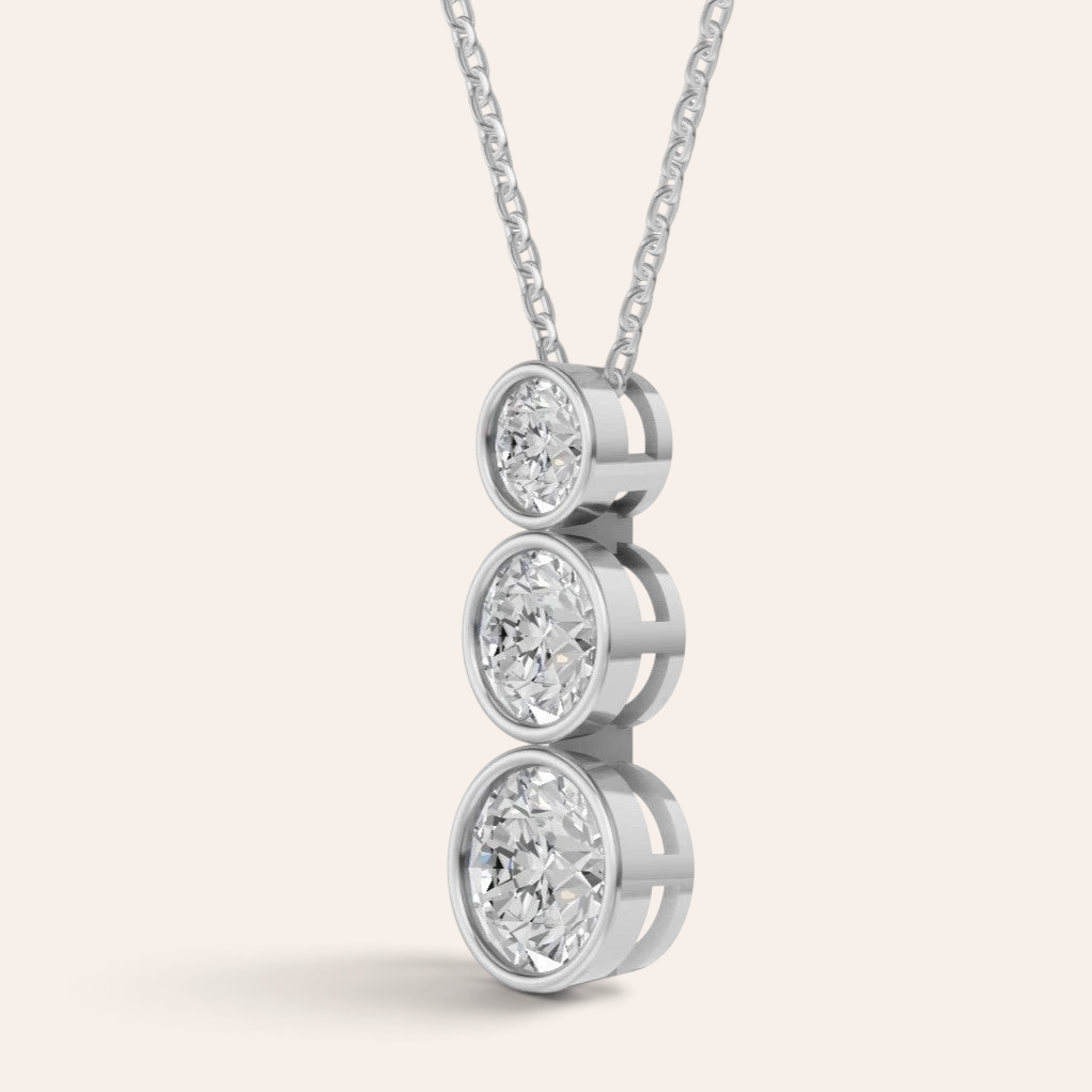 Louèn Diamonds bezel trio collier in 14k witgoud met drie lab-grown diamanten van 2.5 ct in een moderne zetting.