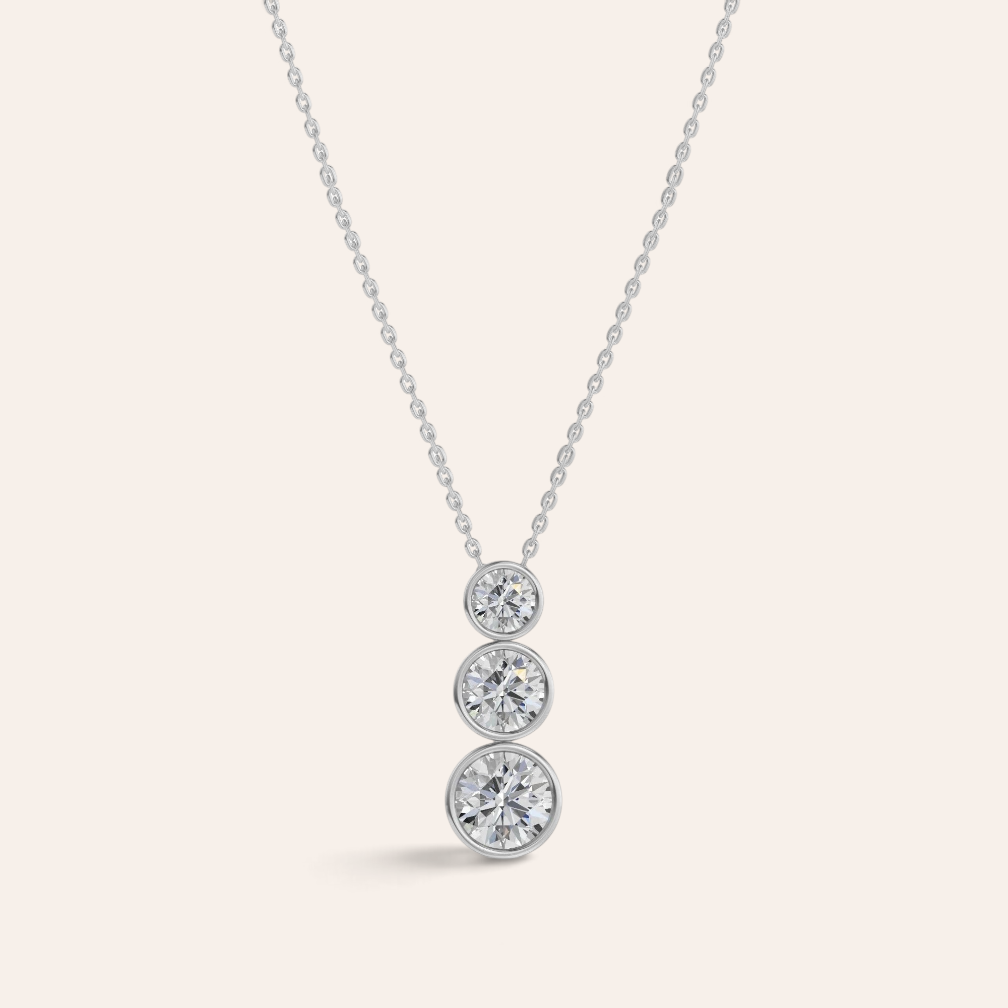 Louèn Diamonds bezel trio collier in 14k witgoud met drie lab-grown diamanten van 2.0 ct in een moderne zetting.