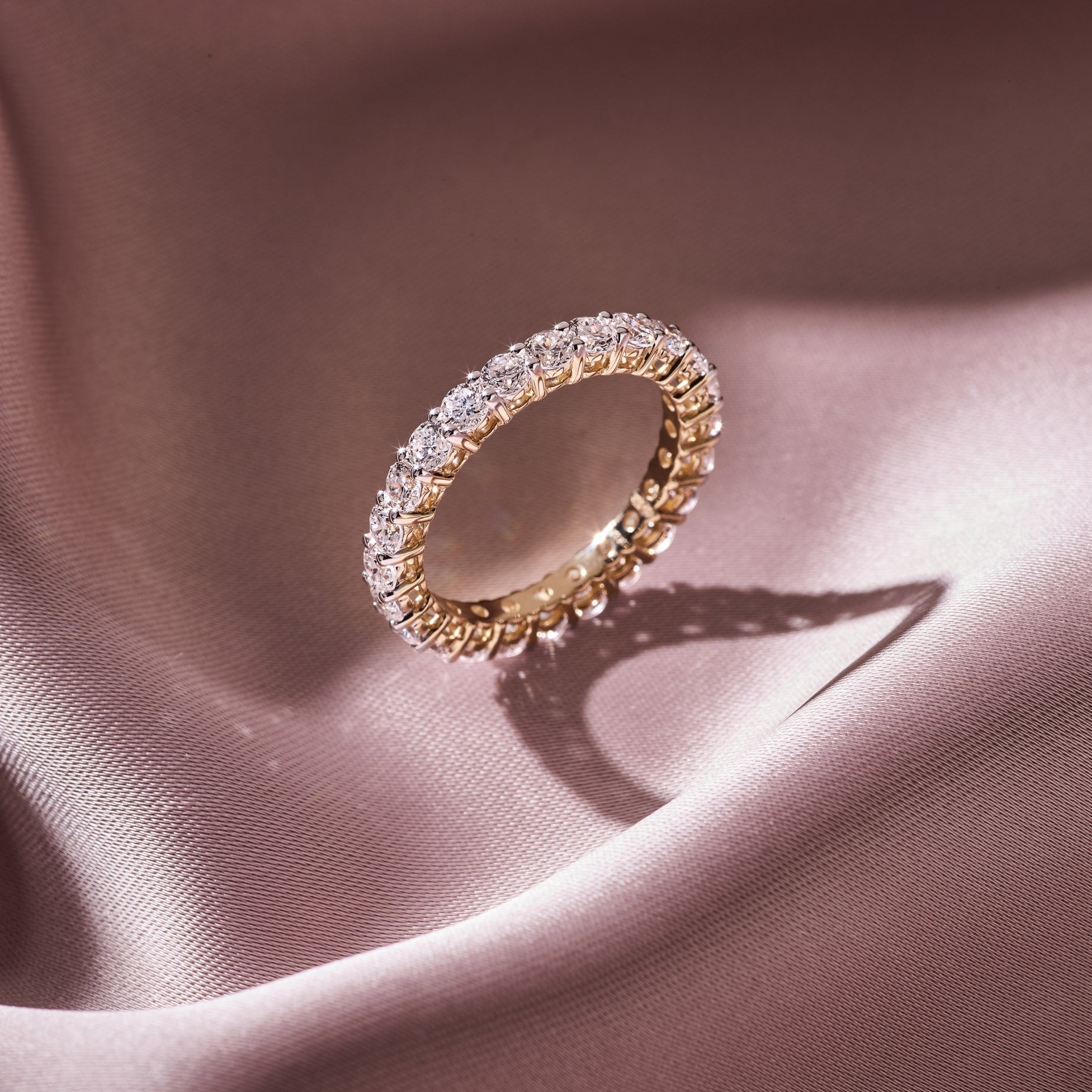 Louèn Diamonds 14k geelgouden eternity ring met 2.0 ct lab-grown diamanten in een klassieke zetting.