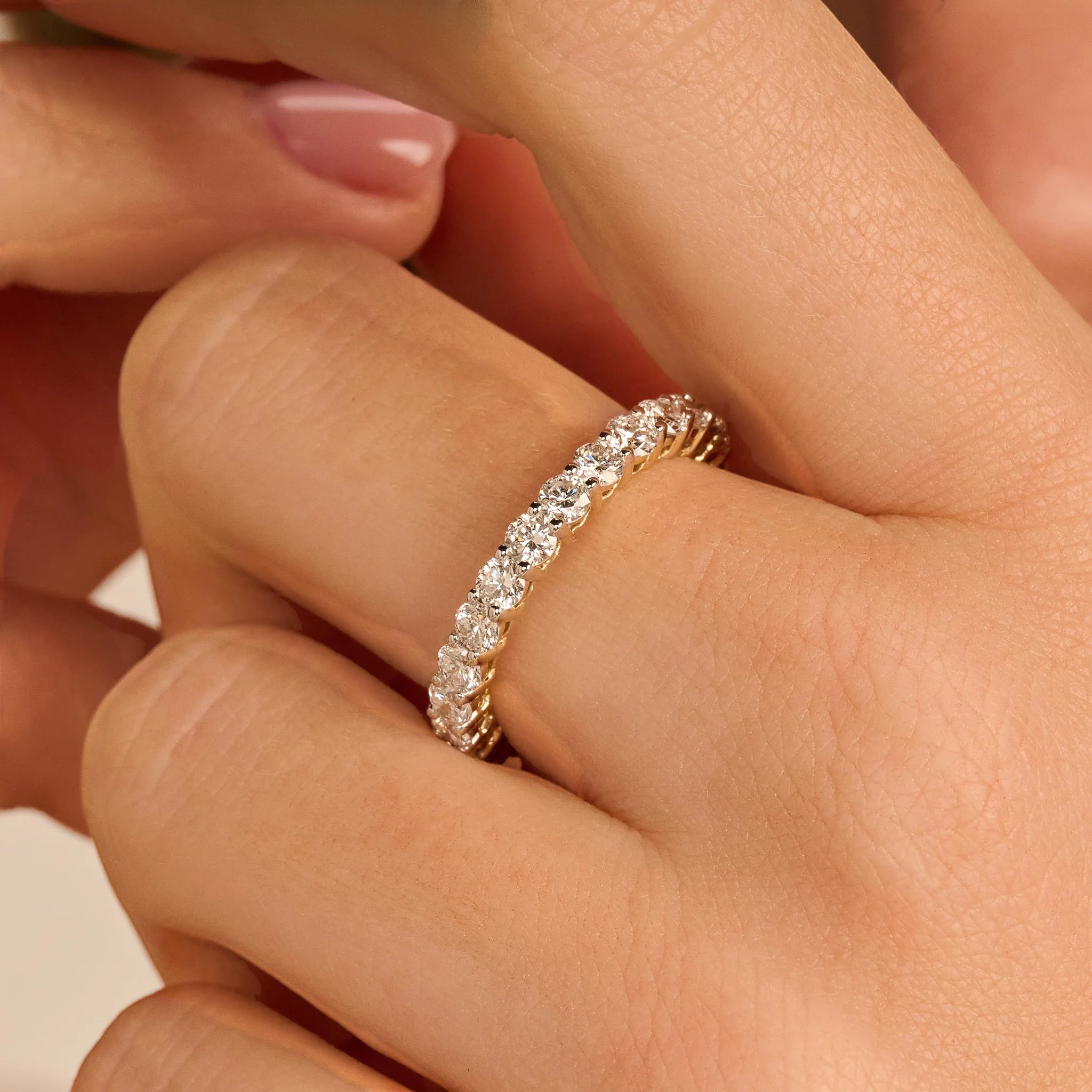 Louèn Diamonds 14k geelgouden eternity ring met 2.0 ct lab-grown diamanten om de vinger gedragen
