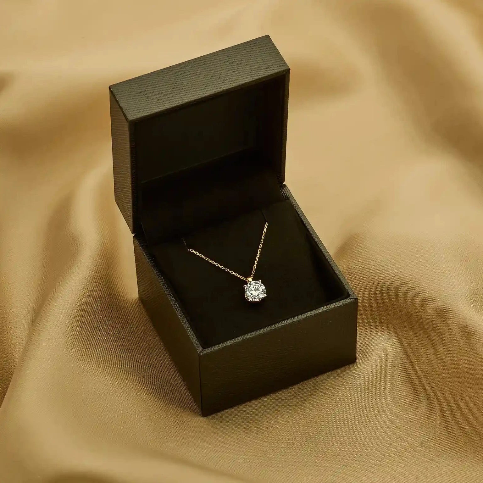 Louèn Diamonds halo collier met ronde diamant in 14k geelgoud, gepresenteerd in een luxe zwarte sieradendoos.