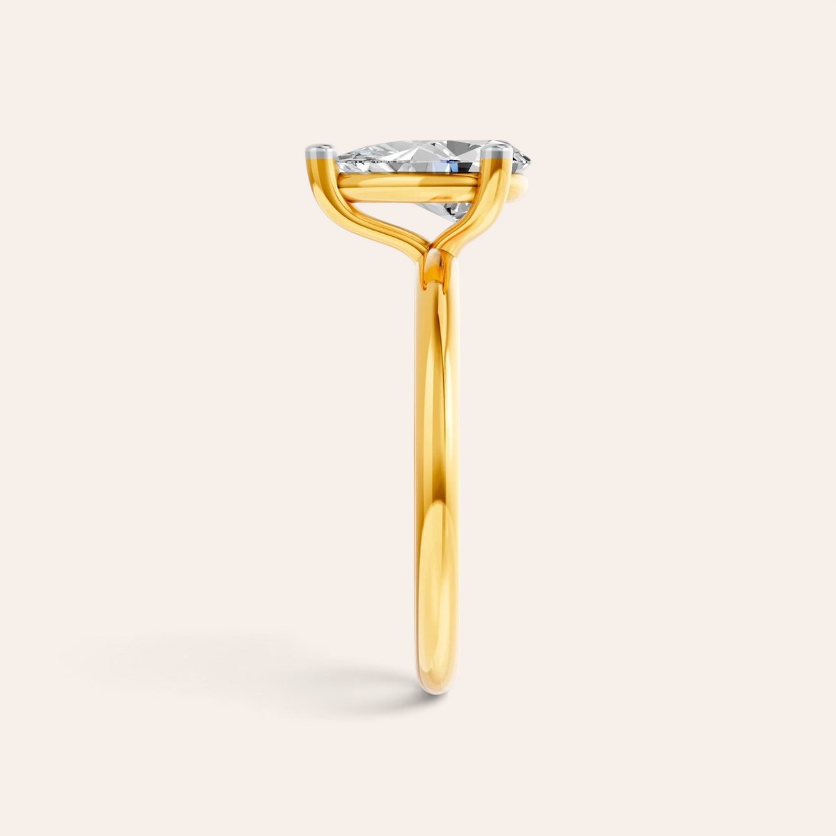 Louèn Diamonds solitaire verlovingsring met peervormige lab grown diamant in 14k geelgoud, zijaanzicht.